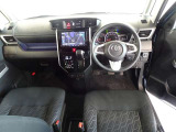 革巻きステアリングで快適な操作性の運転席です。