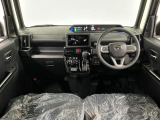【インパネ】運転のしやすさを最優先に設計された見晴らしの良いフロントビュー。車両間隔が掴みやすく狭い道でも安心♪「安全」と「品質」を最優先に、安心してお乗りいただけるクルマを提供いたします。