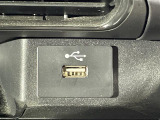 【アクセサリーソケット(電源ソケット)】電源からケーブルをつなげば、スマートフォンなどの電子機器の充電などを行うことができます!ゲーム機器や、カメラの充電にも便利ですね。