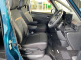 運転のしやすさや、乗り降りにも配慮した運転席