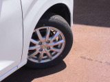 155/65R14タイヤ+専用アルミホイールです。スタッドレスタイヤや各種オプションのご注文も承っております(^^)!