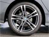 BMWの純正アロイホイールは軽量かつ強度にも優れているホイールで走行性能を引き上げる設計になっております。足元にもBMWは妥協がなくこだわっている個所になります。