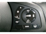 ステアリングスイッチ付き。前方から目を離すことなく、主に運転支援系の操作ができます。