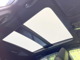 【ガラスルーフ】ガラスルーフ搭載で車内の解放感が一気にアップ!開放的なドライブをお楽しみいただけます。