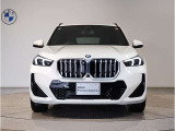 【BMWの伝統】BMWの特徴的な&ldquo;キドニーグリル&rdquo;は、80年以上続く伝統の形でございます。変わらないこだわりのデザインが、プレミアムブランド&ldquo;BMW&rdquo;を創り出します。