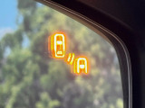 【ブラインドスポットモニタリング】走行中、ドアミラーの死角になりやすい箇所に後続車が接近するとサイドミラー付近に警告を表示、ドライバーに注意喚起をしてくれます。