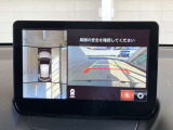 360度ビューカメラを搭載。4方の小型カメラの映像を処理し、車両真上からの映像に変換しています。