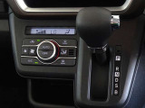 車内を快適に、オートエアコンを装備しています。