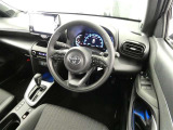 【運転席】運転席周りの画像です。プロの手で隅々までクリーニングしていますが、タバコ臭があります。