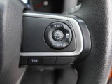 【全車速追従機能付アダプティブクルーズコントロール】走行中に先行車の様子を検知しながら、設定した車速の範囲内で先行車との距離のキープを支援。疲れにくく、長距離運転中の渋滞なども快適に運転できます。