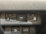 【純正ビルトインETC2.0(DSRC/ITSスポット)】ETCカードを挿入すれば料金所はノンストップで通過できます。ETC限定の割引や、高速道路の情報提供サービスを利用できます。