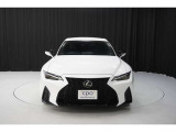 エクステリアは、一目でLEXUSとわかるスピンドルグリルを起点に、人が乗るキャビンの前後を大胆に絞り込んだ菱形のボディと力強く張り出したホイールフレアを融合させ、タイヤの存在を強調しています。