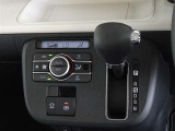 電動パーキングブレーキ・ブレーキホールドを装備してます。ホールド機能は信号待ちが多い一般道で疲労軽減になり、大好評です!