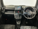 【インパネ】運転のしやすさを最優先に設計された見晴らしの良いフロントビュー。車両間隔が掴みやすく狭い道でも安心♪「安全」と「品質」を最優先に、安心してお乗りいただけるクルマを提供いたします。