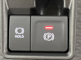 【電動パーキングブレーキ】パーキングブレーキは便利な電動式!ボタン一つで操作でき、アクセルを踏めば自動で解除されます♪レバーやペダルが無いので運転席廻りもすっきりしますね♪