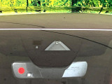 【i-ACTIVESENSE】走行中に前方の車両等を認識し、衝突しそうな時は警報とブレーキで衝突回避と被害軽減をアシスト。より安全にドライブをお楽しみいただけます。