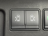 【両側パワースライドドア】スマートキーや運転席のスイッチで後席両側スライドドアの開閉が可能♪電動だから力を入れてドアを開ける必要が無く、小さなお子様でも簡単に開け閉めでき快適です♪