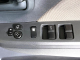 【電動格納ミラー】サイドミラーは電動格納式となっており、狭い駐車場でもキズがつくリスクを抑えられます。