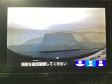 【バックカメラ】運転が苦手な方も車庫入れラクラクです!ギアをリバースに入れれば自動的に切り換わりますので、面倒な操作は不要です♪狭い駐車場もお車を傷つけず安心ですね!