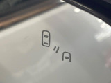 【ブラインドスポットワーニング】走行中、ドアミラーの死角になりやすい箇所に後続車が接近するとサイドミラー付近に警告を表示、ドライバーに注意喚起をしてくれます。