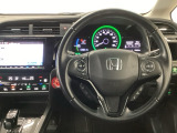 【ハンドル】運転にかかわる様々な操作を安全に行えるように視点移動が少なく操作性に配慮されたスイッチ類が凝縮されたコックピットです。