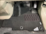 新品の純正フロアマット付きです。ドライブの際に気分良く乗って頂けます。