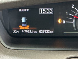 パーキングセンサーシステムは走行中に障害物が迫ると音と表示でお知らせ、低速走行時時の安心感を高めます