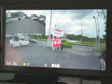 運転状況を映像と音で記録し、ドライブの思い出残しやドライバーの運転チェックができる、便利なドライブレコーダーを装備!あおり運転対策に役立つ後方撮影付きで、安心です♪ナビ画面に映し出すので、便利です!