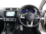 運転席側から見た写真です、お車にマッチングするように考えられたインパネデザイン!沢山のスイッチ類も運転される方が使いやすい位置に配置されていますね!