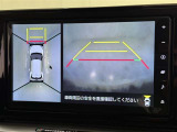 パノラミックビューモニターを装備。駐車場や交差点でクルマを真上から見るように周囲を確認できます。機能の詳細は販売店スタッフまでおたずねください。