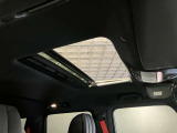 ルーフで明るい車内と開放感あるドライブをお楽しみいただけます。