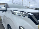 【LEDヘッドライト】悪天候や夜間走行時も良好な視界を確保し安心して運転できる高輝度LEDヘッドライトを装備!点灯速度が早く、消費電力も抑えられています。
