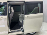【両側オートスライドドア】子供を乗せたりするのにも隣のお車を気にせずストレスフリー★雨の日などはリモコンキーからドアの開閉ができとても便利♪