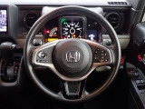 ハンドル左側にはオーディオ操作が出来るオーディオリモートコントロールスイッチ、右側にはHonda SENSINGとオートクルーズコントロールのスイッチを装備!