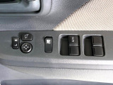 【電動格納ミラー】サイドミラーは電動格納式となっており、狭い駐車場でもキズがつくリスクを抑えられます。