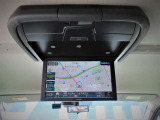 後席用のTVモニターも装備しています。 後席の同乗者も退屈させません!