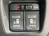 【両側パワースライドドア】スマートキーや運転席のスイッチで後席両側スライドドアの開閉が可能♪電動だから力を入れてドアを開ける必要が無く、小さなお子様でも簡単に開け閉めでき快適です♪