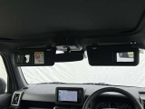 ミラー付きのサンバイザーが装備されています!