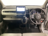 車内は光触媒抗菌消臭施工済です。スタイリッシュなデザインで暖かみのあるインパネ周りを演出します。グローブボックスやカップホルダーのほかにトレーなどたくさんの収納スペースが装備されています。