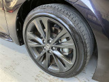 タイヤサイズは215/45R17!純正アルミホイール!残り溝は6ミリ程度です!(右フロントタイヤ)