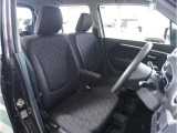 【清潔感のある運転席&助手席】隅々までクリーニングの行き届いた運転席&助手席。目立ったシミや汚れ等もございません。