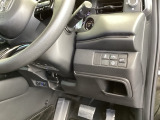左側に高速で便利なETCがあり、横滑りを防ぐVSAなどのスイッチは、運転席の右側、手の届きやすい位置にあります。