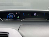 スピードメーターはデジタル表示になります。車両状態や設定などが表示されます。