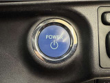 システムスタートボタンです。キーが車内にあれば、HVシステムの始動・停止はブレーキを踏んでスイッチを押すだけ!キーを取り出す手間を省き、ワンプッシュで簡単でスムーズです。
