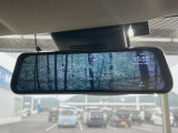 【デジタルインナーミラー】後席の大きな荷物や同乗者で後方が確認しづらい時でも安心!カメラが撮影した車両後方の映像をルームミラー内に表示。クリアな視界で状況の確認が可能です!