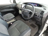 シンプルで使いやすいデザインの運転席です。