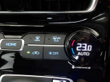 オートエアコンです。車内を設定温度に保ち、快適空間をキープします。