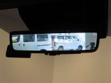 デジタルインナーミラー付き。後方視野角が広く、後席に同乗者がいても後方を確認しやすく安心です。