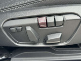 運転席メモリー付きフロント電動シート装備。