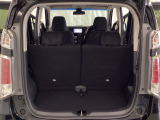 開口部も広く荷物の積み下ろしもしやすいお車となっております。シートを前方にスライドさせれば、さらに荷室を広げられます。また、床下にも収納スペースがあります。